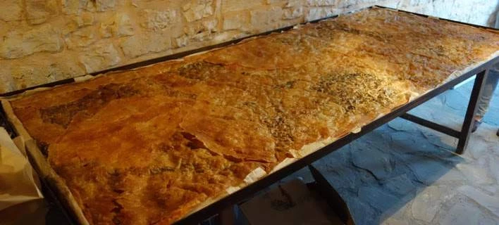 Οι νοικοκυρές στην Ηπειρο έβαλαν όλη τους την τέχνη! Εφτιαξαν τη μεγαλύτερη παραδοσιακή λαχανόπιτα 3 τ.μ (βίντεο)